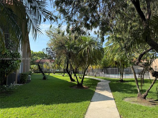 435 Lakeview Dr 201, Weston, FL 33326