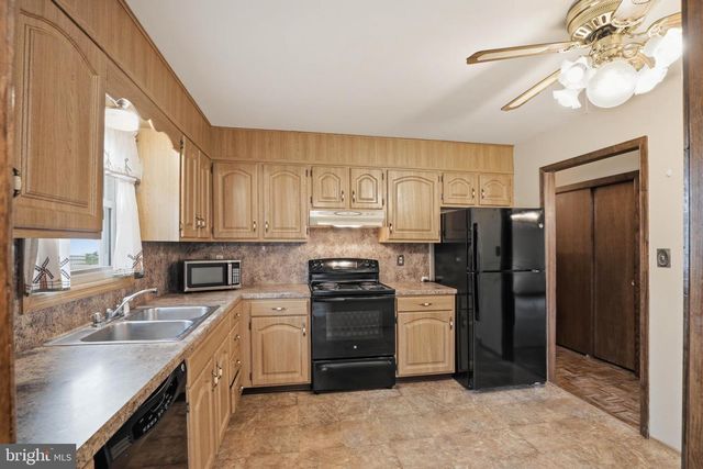 3218 CAROLINE DR, East Petersburg, PA 17520