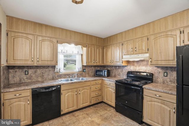 3218 CAROLINE DR, East Petersburg, PA 17520