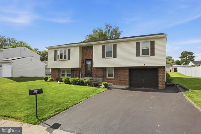 3218 CAROLINE DR, East Petersburg, PA 17520