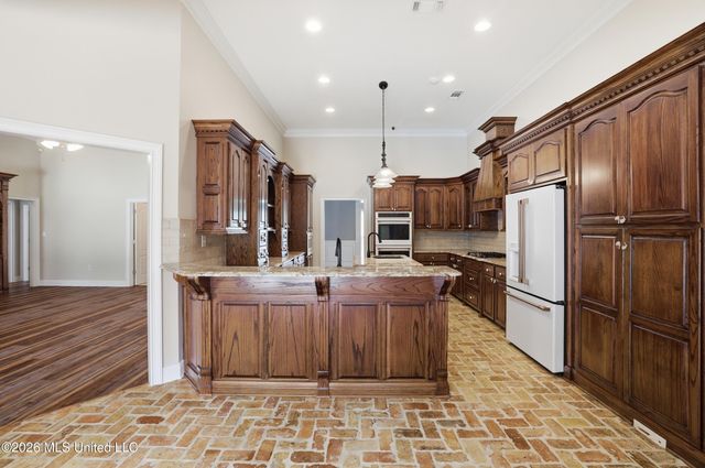 28 W Lake Road, Hattiesburg, MS 39402