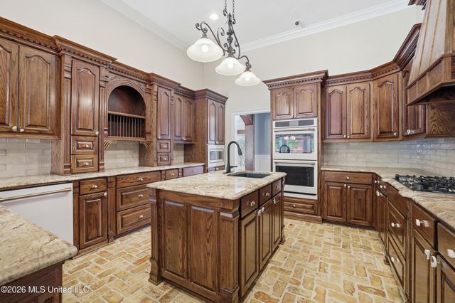 28 W Lake Road, Hattiesburg, MS 39402