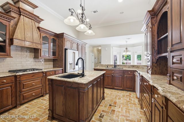28 W Lake Road, Hattiesburg, MS 39402