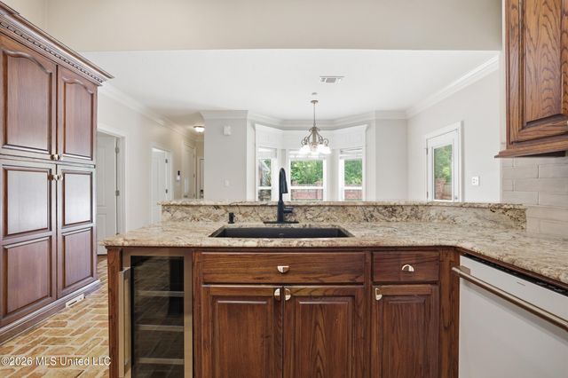 28 W Lake Road, Hattiesburg, MS 39402