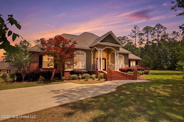 28 W Lake Road, Hattiesburg, MS 39402