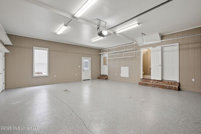 28 W Lake Road, Hattiesburg, MS 39402