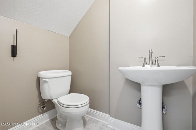 28 W Lake Road, Hattiesburg, MS 39402