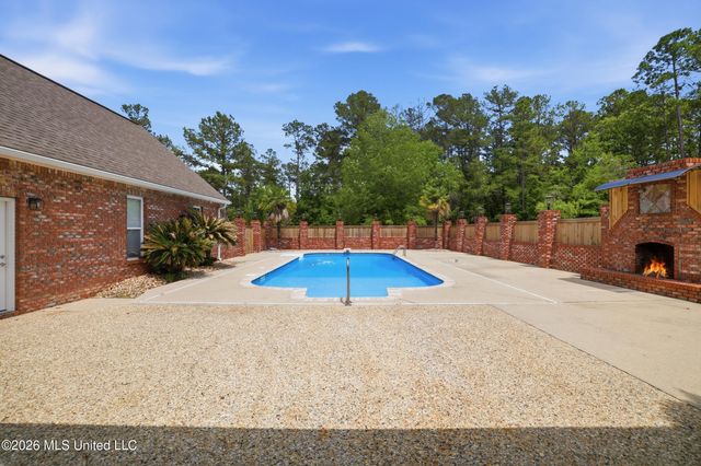 28 W Lake Road, Hattiesburg, MS 39402