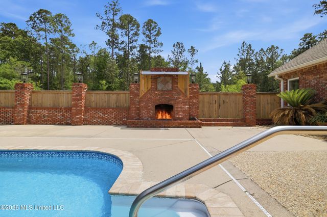28 W Lake Road, Hattiesburg, MS 39402