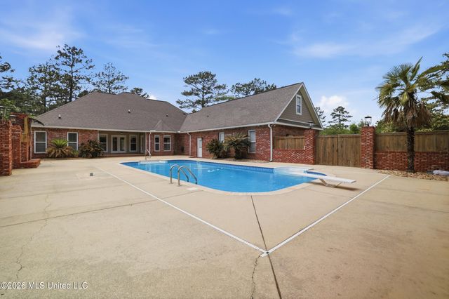 28 W Lake Road, Hattiesburg, MS 39402