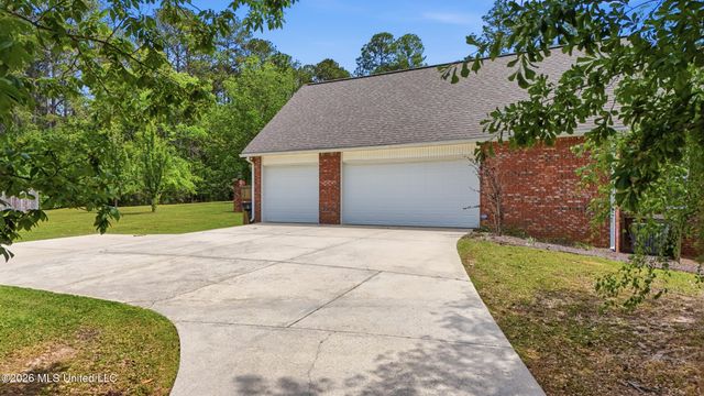 28 W Lake Road, Hattiesburg, MS 39402