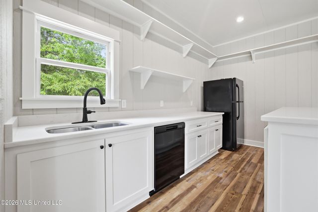 28 W Lake Road, Hattiesburg, MS 39402