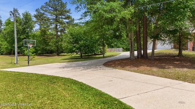 28 W Lake Road, Hattiesburg, MS 39402