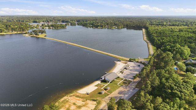 28 W Lake Road, Hattiesburg, MS 39402