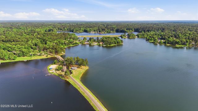 28 W Lake Road, Hattiesburg, MS 39402