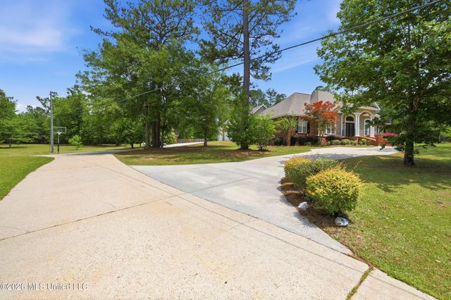 28 W Lake Road, Hattiesburg, MS 39402
