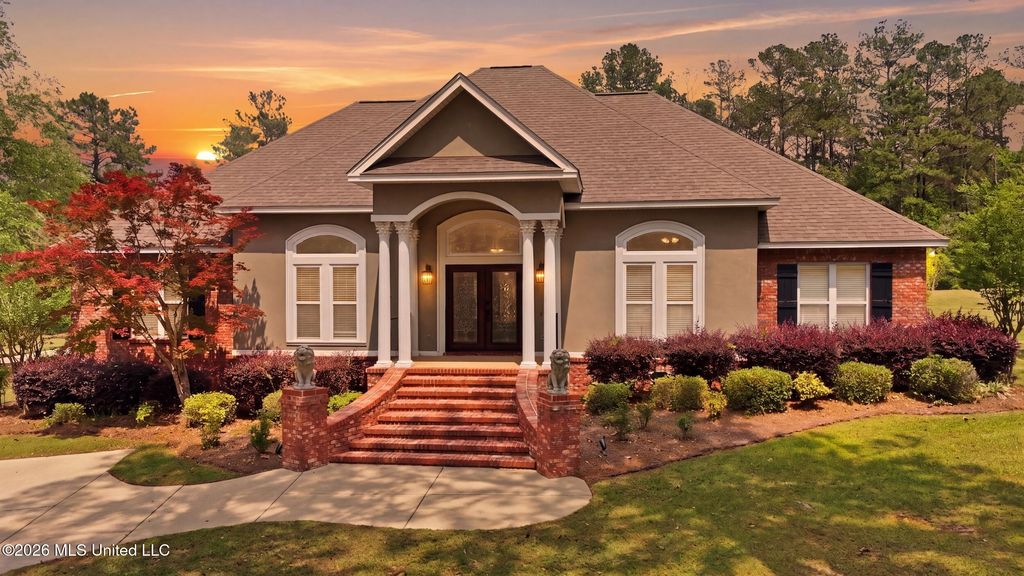 28 W Lake Road, Hattiesburg, MS 39402