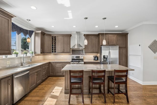 5137 S Mobile Avenue, Chicago, IL 60638