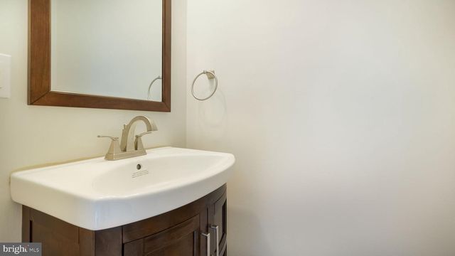 10 BLUE RIDGE DR, Levittown, PA 19057