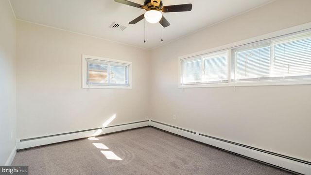 10 BLUE RIDGE DR, Levittown, PA 19057