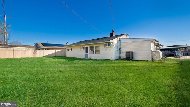 10 BLUE RIDGE DR, Levittown, PA 19057