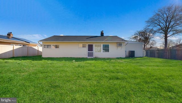 10 BLUE RIDGE DR, Levittown, PA 19057