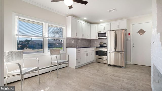 10 BLUE RIDGE DR, Levittown, PA 19057