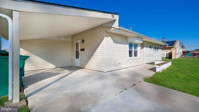 10 BLUE RIDGE DR, Levittown, PA 19057
