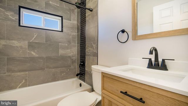 10 BLUE RIDGE DR, Levittown, PA 19057