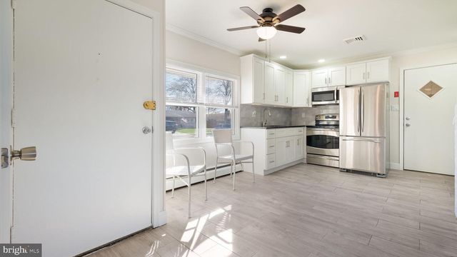 10 BLUE RIDGE DR, Levittown, PA 19057