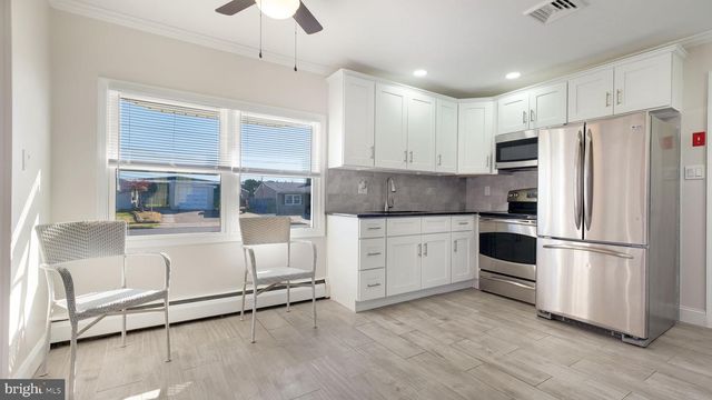 10 BLUE RIDGE DR, Levittown, PA 19057