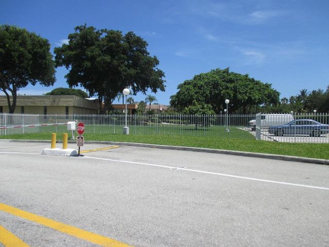 470 Executive Center Drive 2k, West Palm Beach, FL 33401