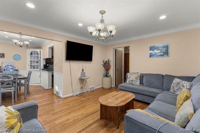 6879 N Lafayette Street, Dearborn Heights, MI 48127