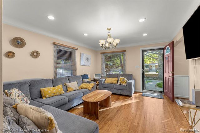 6879 N Lafayette Street, Dearborn Heights, MI 48127