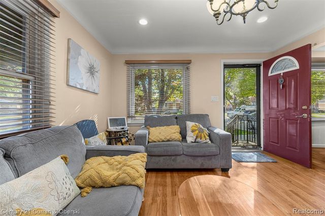 6879 N Lafayette Street, Dearborn Heights, MI 48127
