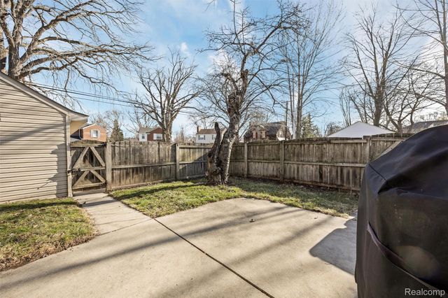 20701 Toles Lane, Grosse Pointe Woods, MI 48236