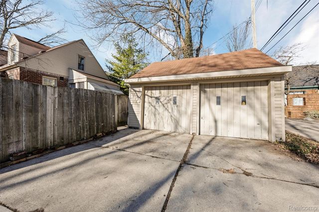 20701 Toles Lane, Grosse Pointe Woods, MI 48236