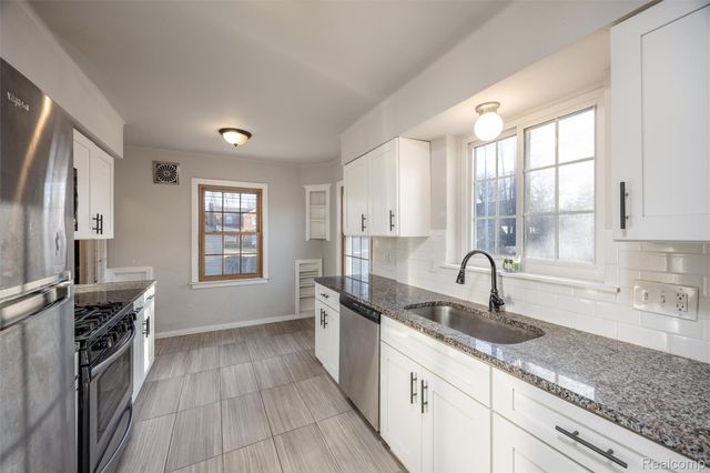 20701 Toles Lane, Grosse Pointe Woods, MI 48236