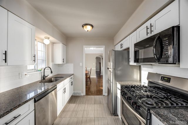 20701 Toles Lane, Grosse Pointe Woods, MI 48236