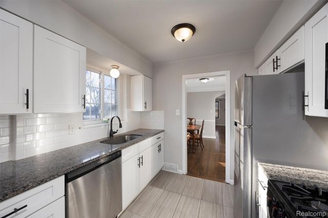 20701 Toles Lane, Grosse Pointe Woods, MI 48236