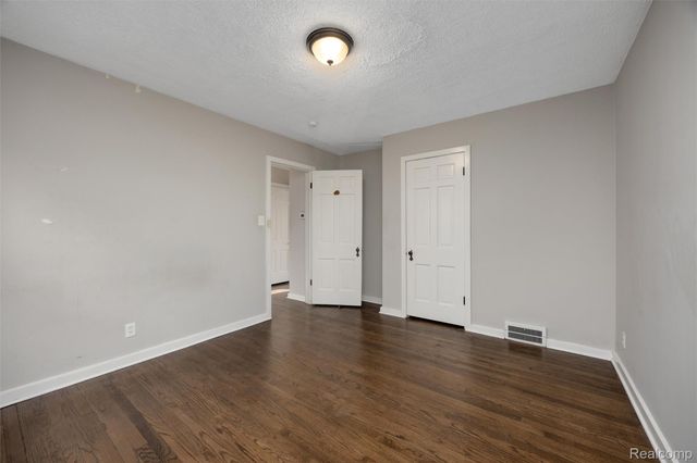 20701 Toles Lane, Grosse Pointe Woods, MI 48236