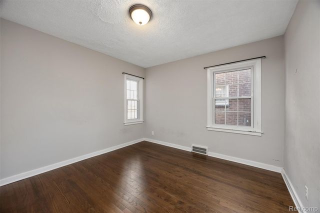 20701 Toles Lane, Grosse Pointe Woods, MI 48236