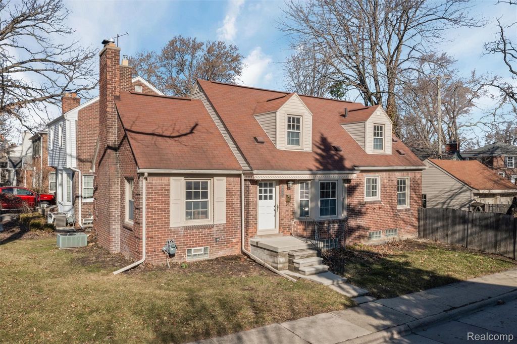 20701 Toles Lane, Grosse Pointe Woods, MI 48236