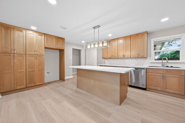 1341 Conrad Sauer Drive, Houston, TX 77043