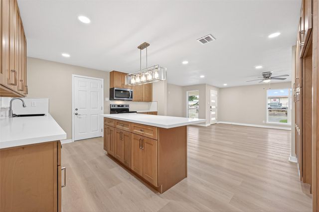 1341 Conrad Sauer Drive, Houston, TX 77043
