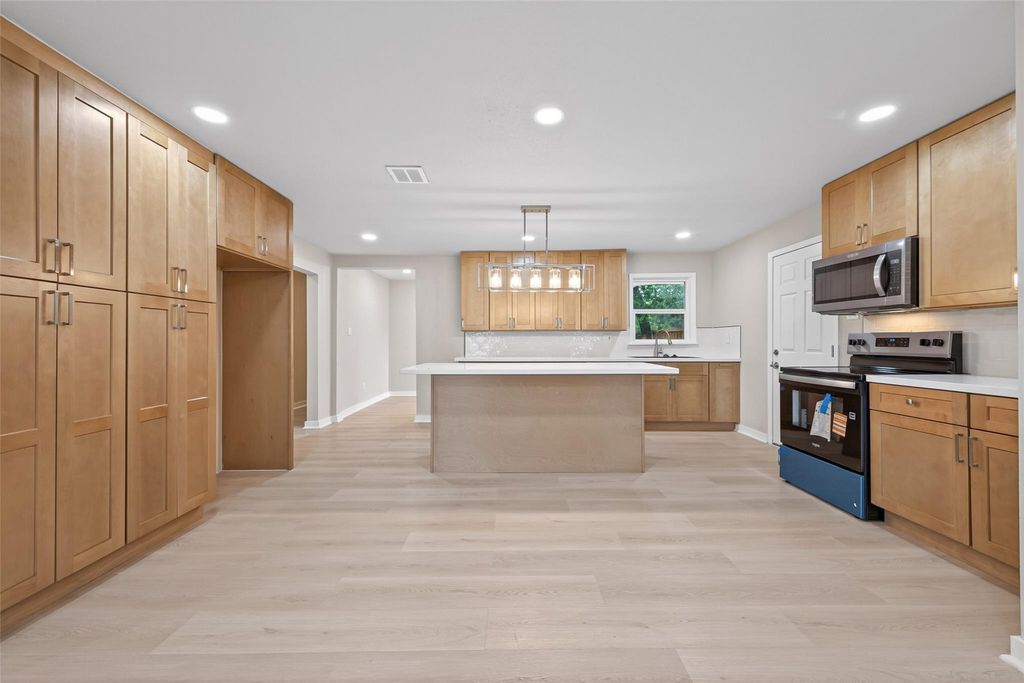 1341 Conrad Sauer Drive, Houston, TX 77043