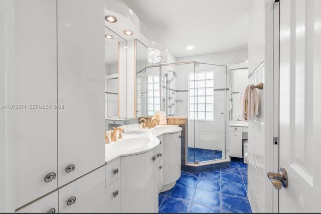 811 N Highland Dr, Hollywood, FL 33021