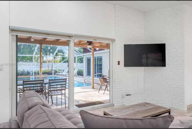 811 N Highland Dr, Hollywood, FL 33021