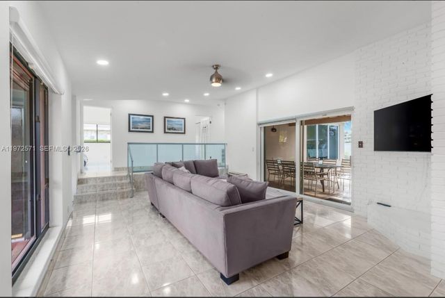 811 N Highland Dr, Hollywood, FL 33021