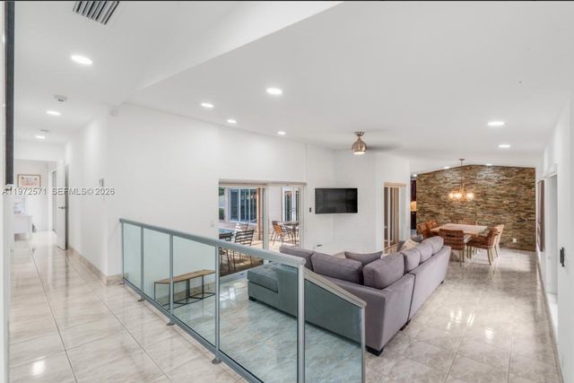 811 N Highland Dr, Hollywood, FL 33021